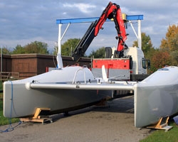 Wodowanie za pomocą dźwigu.